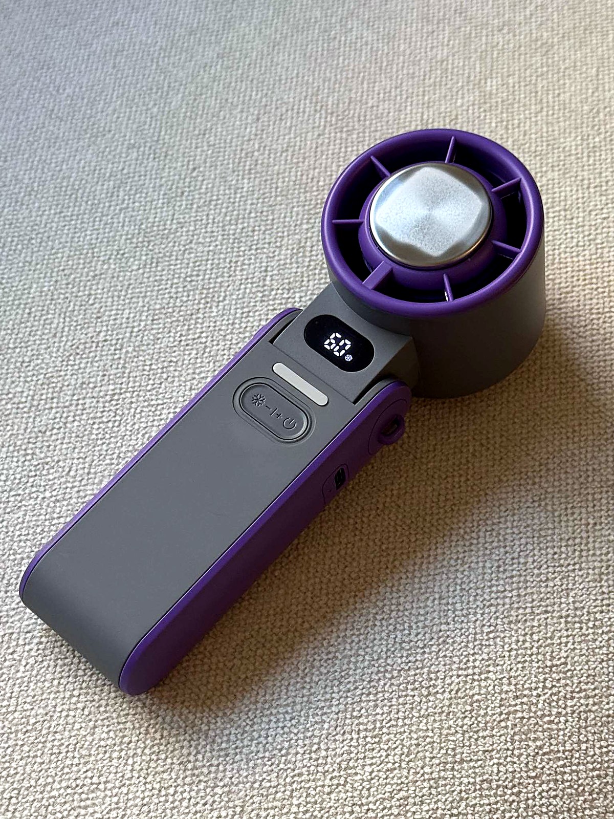 Swave Arctic lila kylfläkt i 3/4-vinkel med frostad kylplatta och tänd display