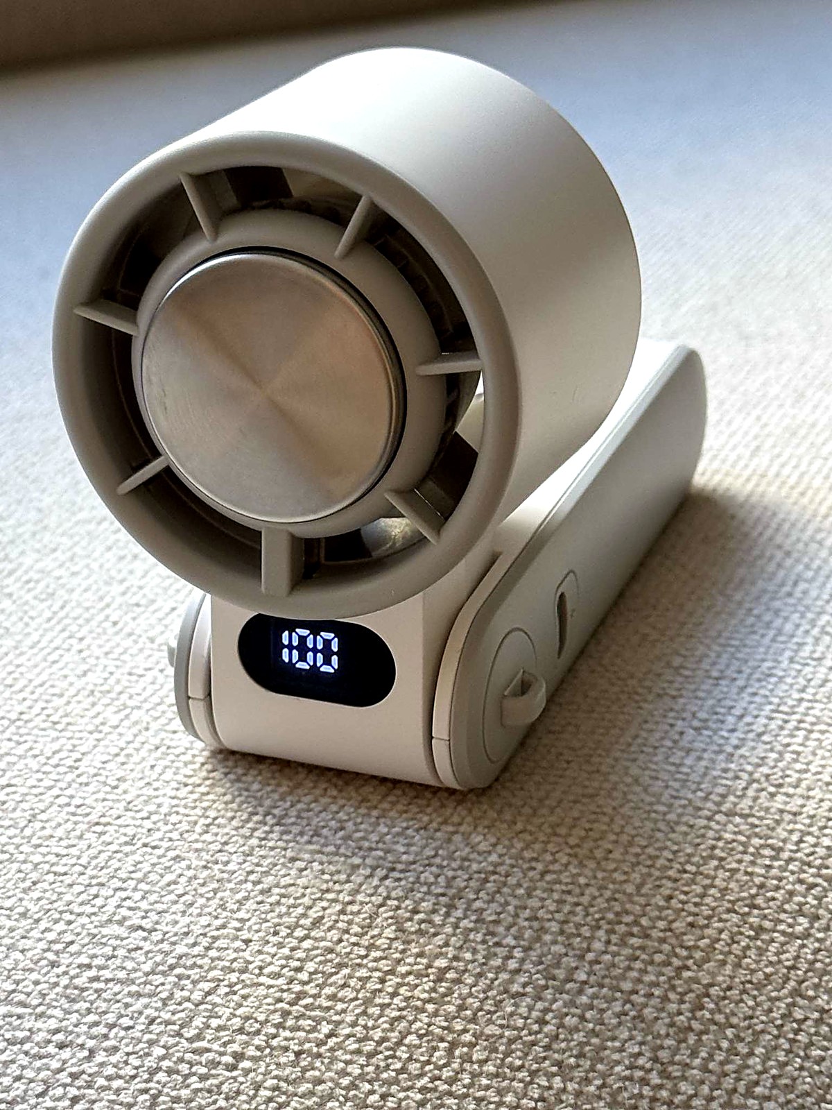 Swave Arctic vit nedfälld som bordsfläkt med tänd display