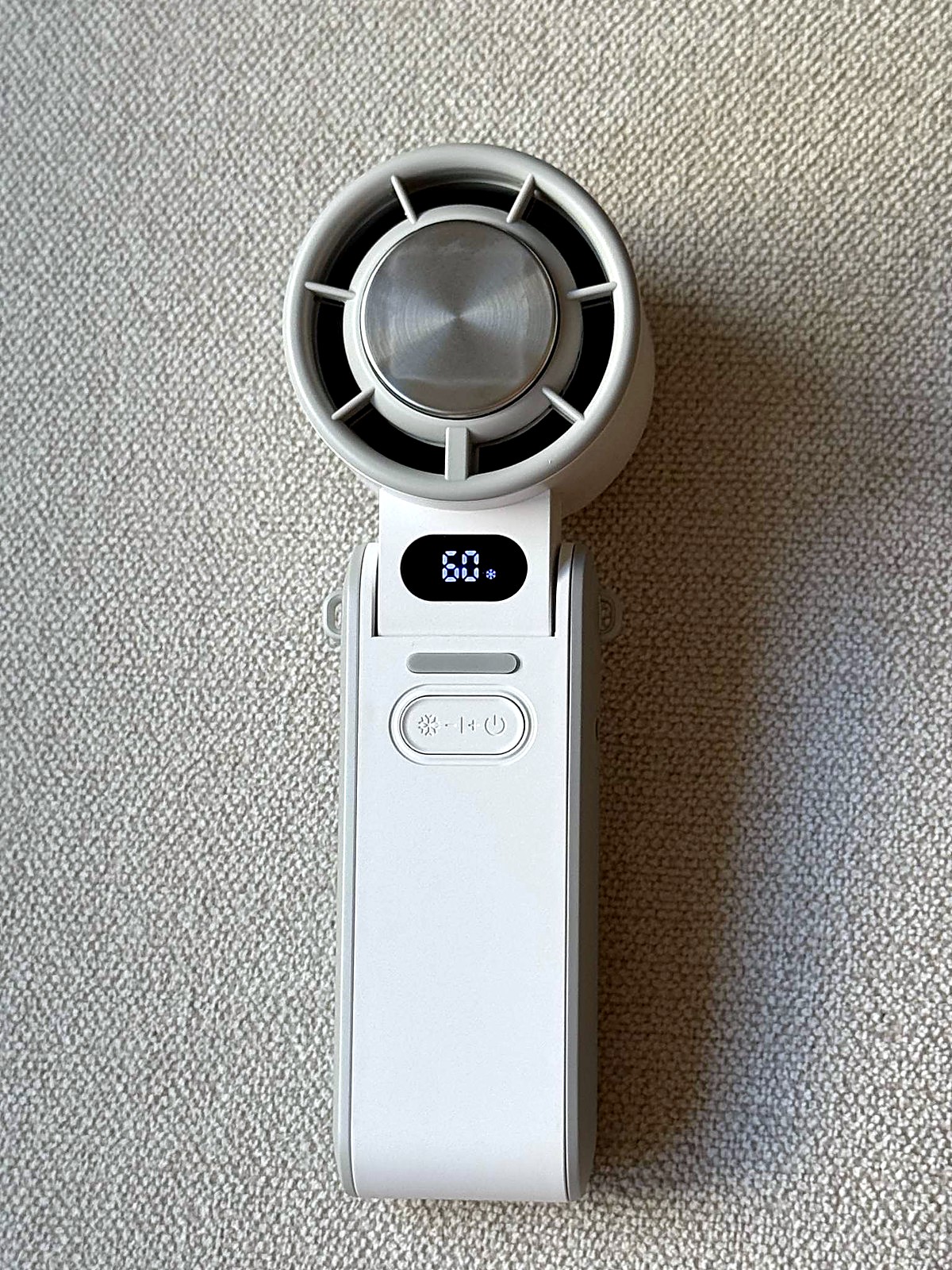 Swave Arctic vit kylfläkt framifrån med tänd display