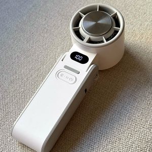 Swave Arctic vit kylfläkt i 3/4-vinkel med tänd display