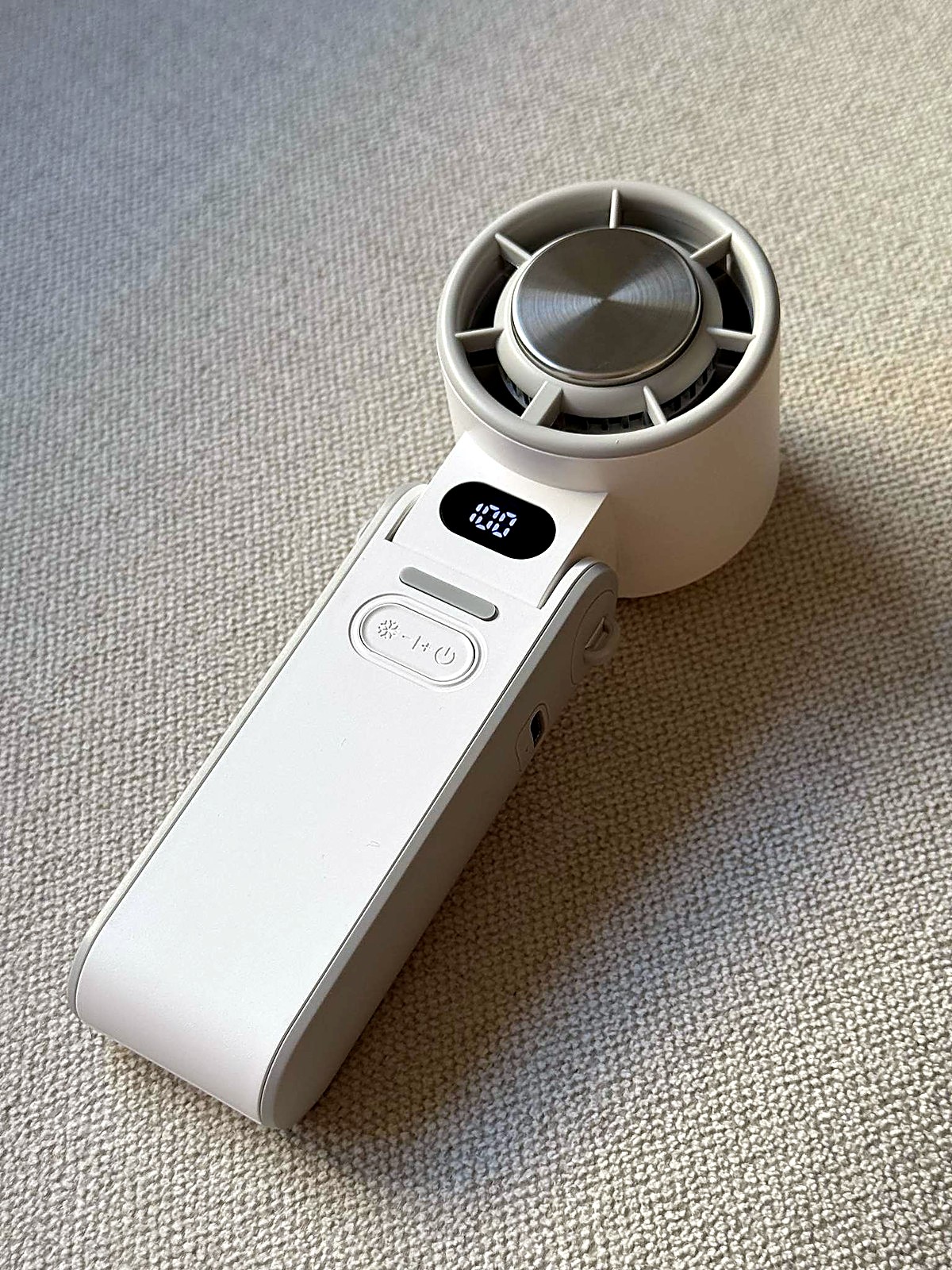 Swave Arctic vit kylfläkt i 3/4-vinkel med tänd display