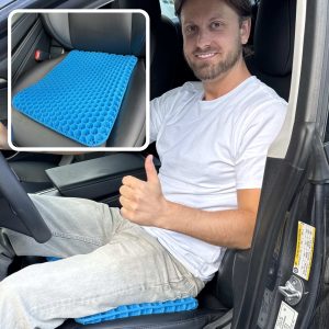Person sitter på Swave ProGel i bilen, tummen upp, med närbild på kudden på bilsätet