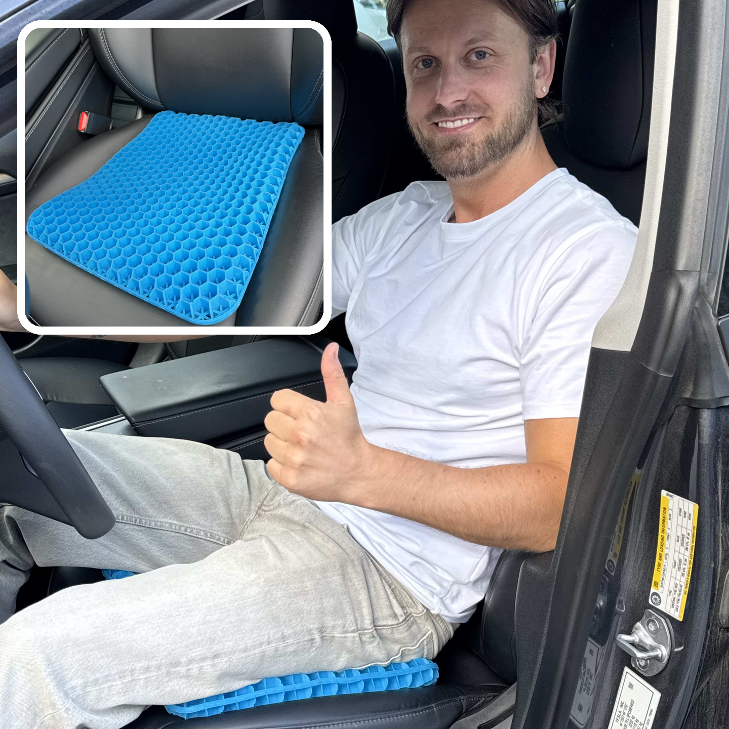 Person sitter på Swave ProGel i bilen, tummen upp, med närbild på kudden på bilsätet