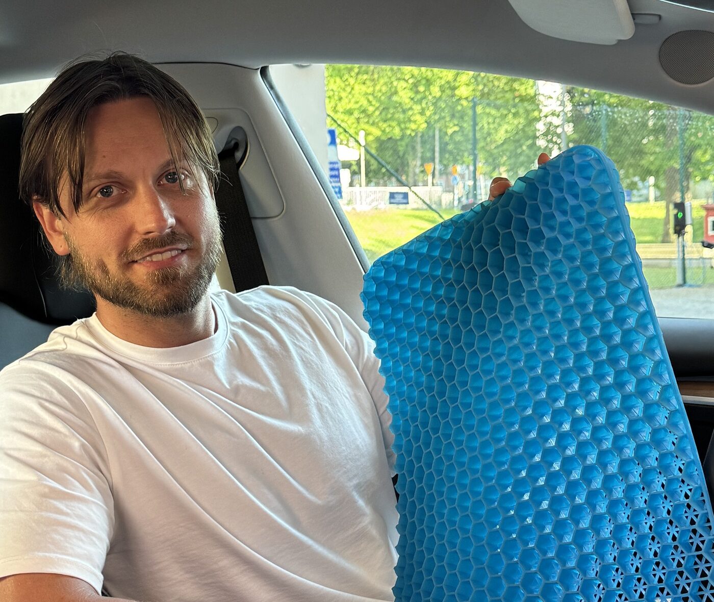 Person håller upp Swave ProGel-kudden