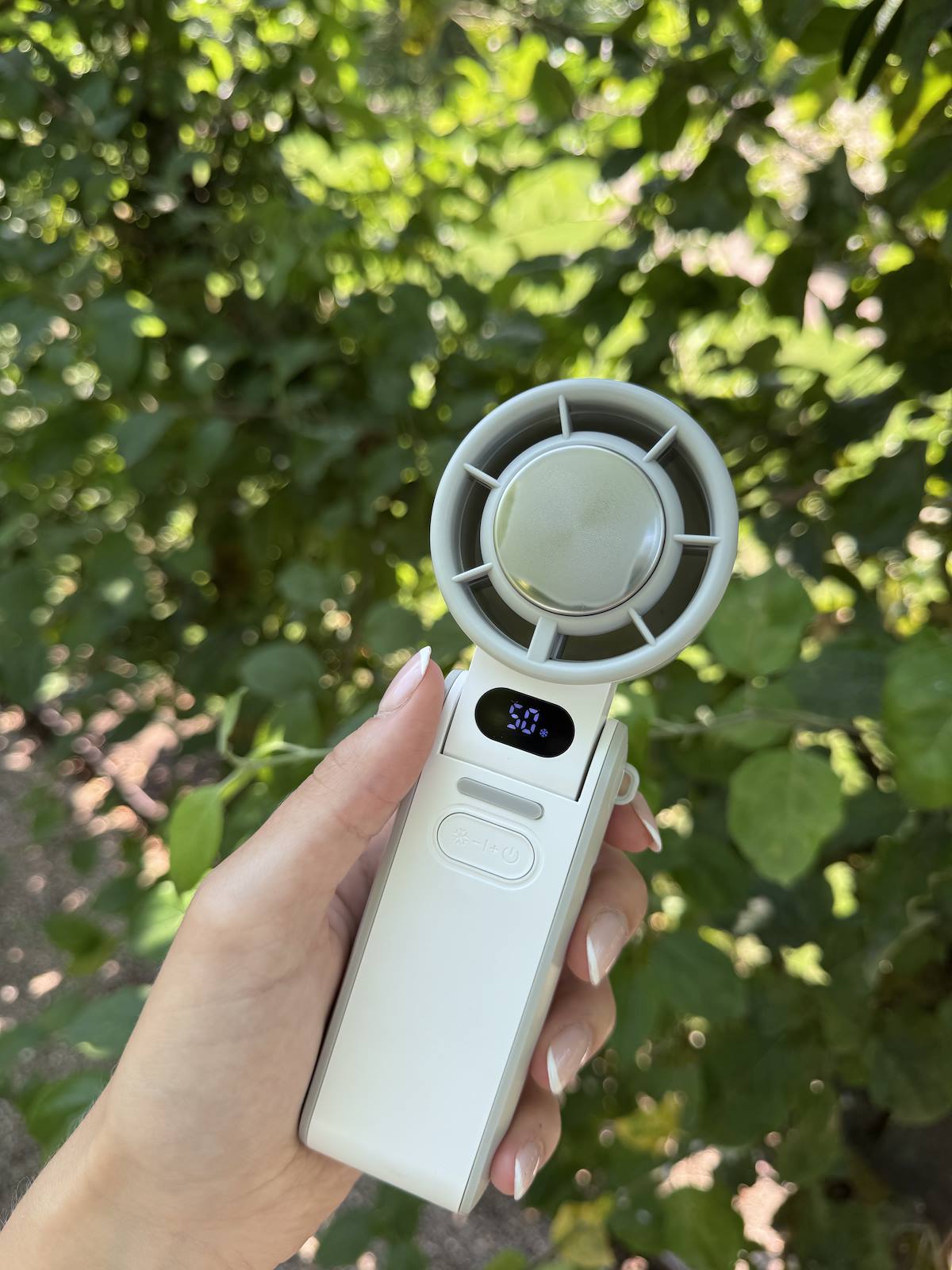 Swave Arctic vit handhållen kylfläkt i bruk – livsstilsbild